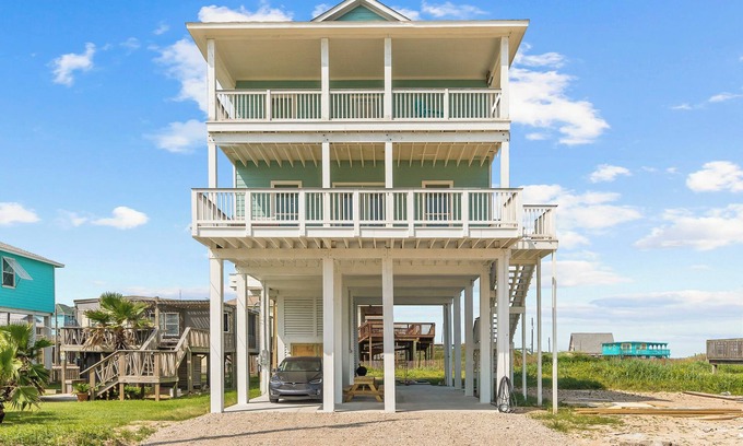 Surfside Beach Casa | Brand New Beachfront W/Tesla Charger-Amenities
