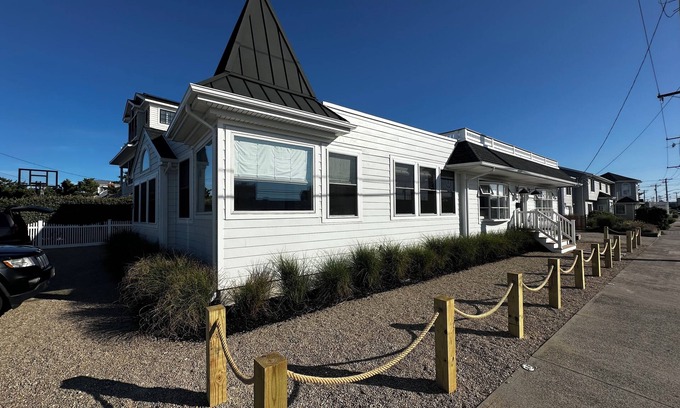 Surf City Casa | Brand new! Beautiful new home ocean block in the heart of Surf City.