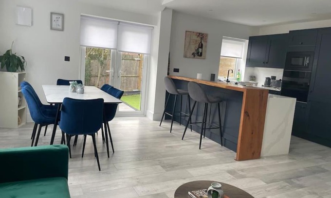 Syon Casa | Brand New Big House with garden and free parking
