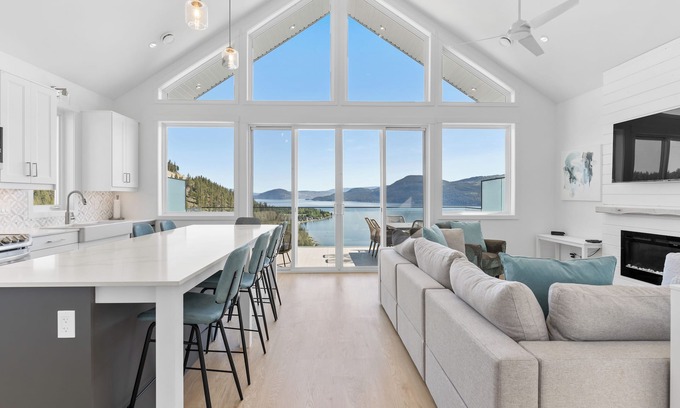 Central Okanagan Cabaña | ✨BRAND NEW-BREATHTAKING UNOBSTRUCTED VIEWS🏞️FAMILY FRIENDLY/PETS/GOLF CART⛳