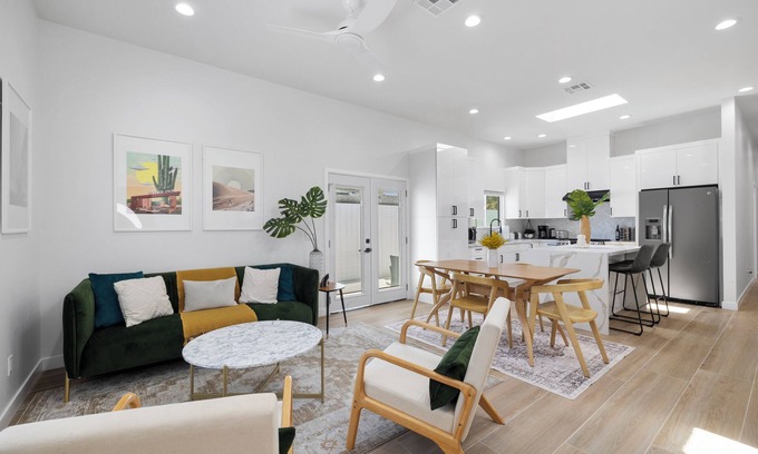 Riverview West Casa | Brand New Build, Luxurious, Bright, Cozy Staycation, 20 mins to Disney, Arcade