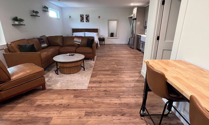 West Side Highway Casa | BRAND NEW bungalow AC & WiFi in Kelso, 2 parking spots, with EV Charger & Sauna