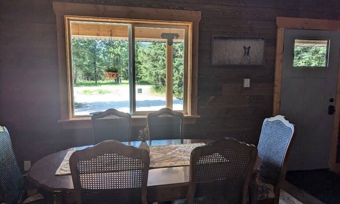 Lincoln Cabina | Brand new cabin in the woods, 5 minutes from Lincoln and the Blackfoot River.