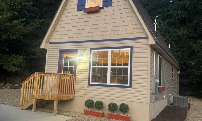 Hot Springs Cabina | Brand New Cabin with Hot Tub-Walk to Bathhouse Row "The Cuckoo's Nest"