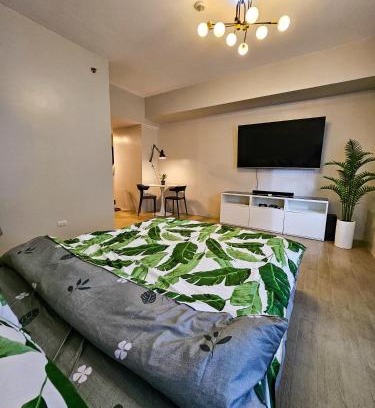 Socorro Apartamento | Brand New Central Convenience Studio Condo with Balcony in Araneta City Cubao