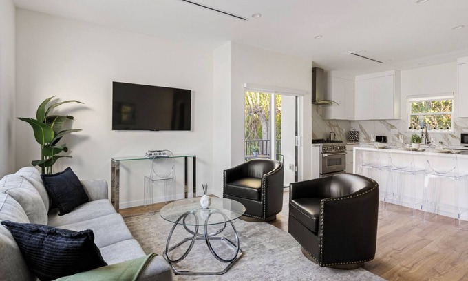 Burbank Casa | Brand NEW Charming 2-bedroom house with AC, WiFi in fabulous Burbank Hills
