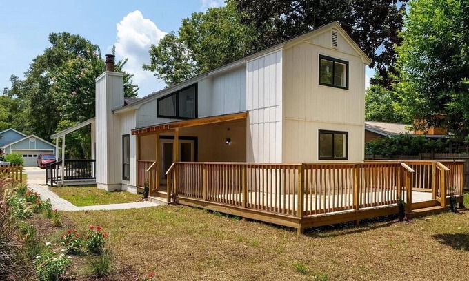 Killearn Estates Casa | Brand New Classy Modern Home Rests on Beautiful Park and Lake