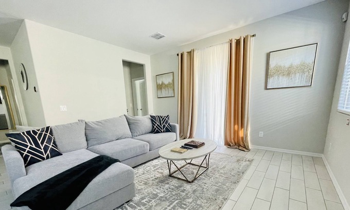 Roosevelt Park Casa | Brand New CLEAN Home - Near State Farm Stadium!