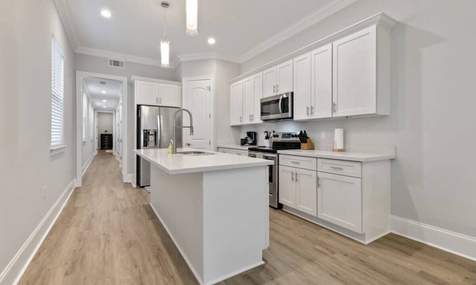 Mid-City Casa | Brand New Clean Modern 3br by Streetcar Line!