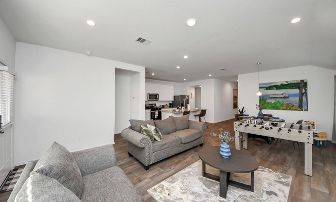 Barker Casa | Brand New Construction Escape in Katy/Fulshear for family & pets w/ pool access.