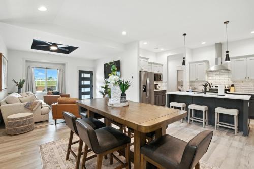 Lawrence Apartamento | Brand New Cool Comfy Lawrence Retreat Duplex