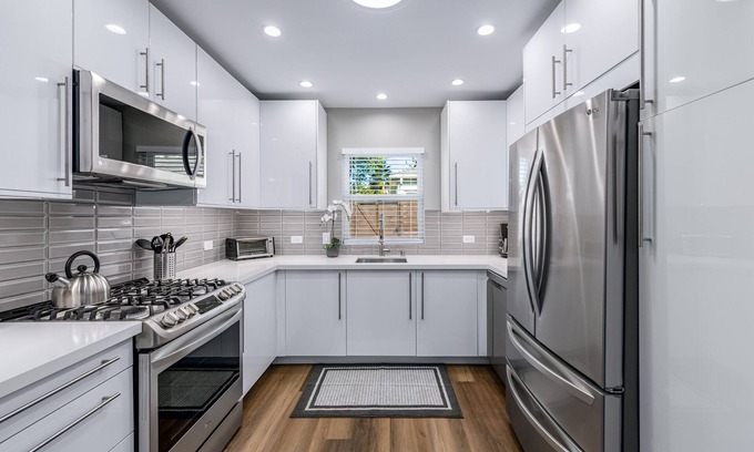Van Nuys Cabaña | Brand New Cottage w/private yards & close to all!