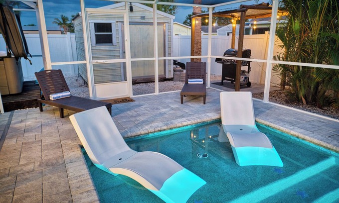 Apollo Beach Casa | BRAND NEW, COVERED Heated Pool, Baja Ledge, Hot Tub, Large home PS5, WIFI, AC