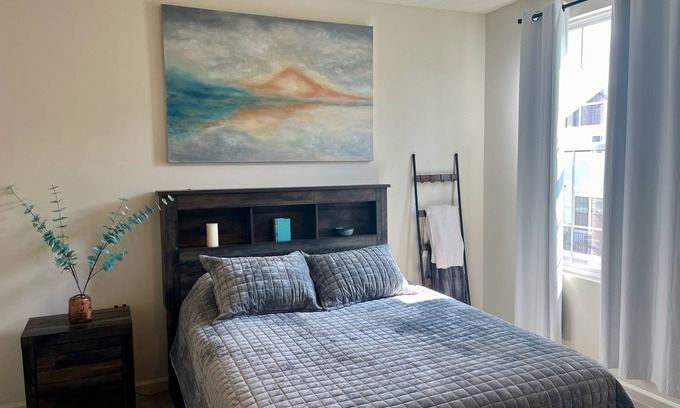 Zionsville Condominio | Brand new cozy 4-bedroom condo w/ WiFi, AC and pond view in charming Zionsville