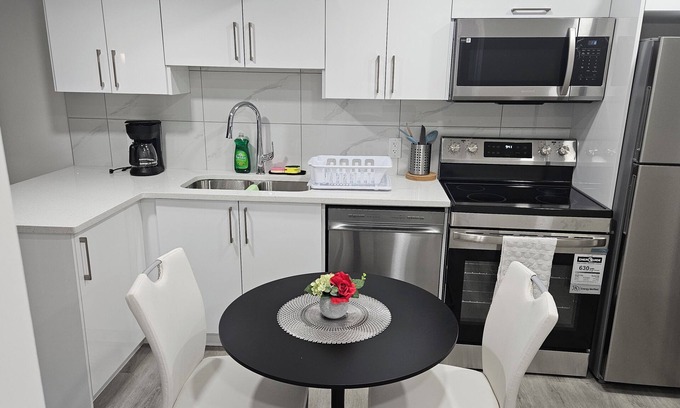 Southwest Edmonton Apartamento | Brand new, cozy basement suite in serene SW Edmonton with free wifi and netflix