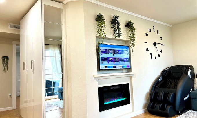St. Francis Apartamento | Brand new cozy luxury apartment! Massage chair, two fireplaces with heaters