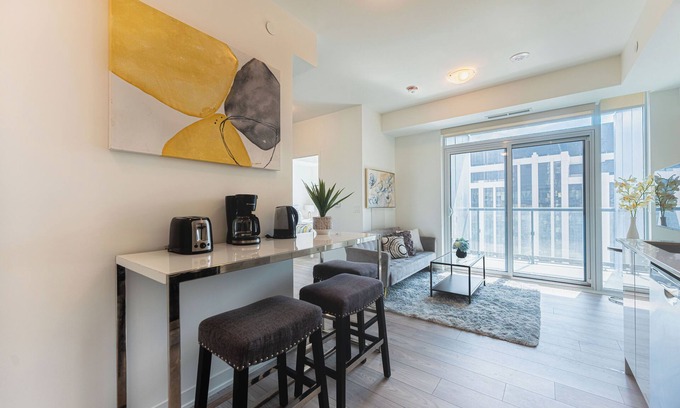 Vaughan Condominio | Brand-New Cozy & Stylish One Bathroom Suite Near Canada Wonderland