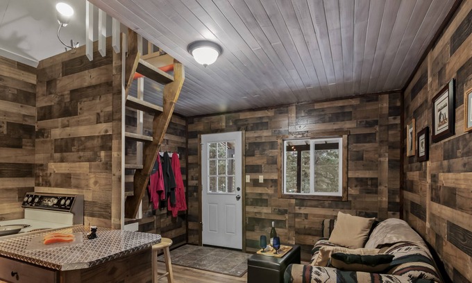 Cohoe Cabina | Brand New Creekside Cabin on the Kenai Peninsula
