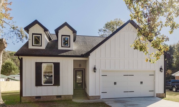Mauldin Casa | Brand new custom home. Mauldin Simpsonville. King bed. Pets ok. 2 car garage.