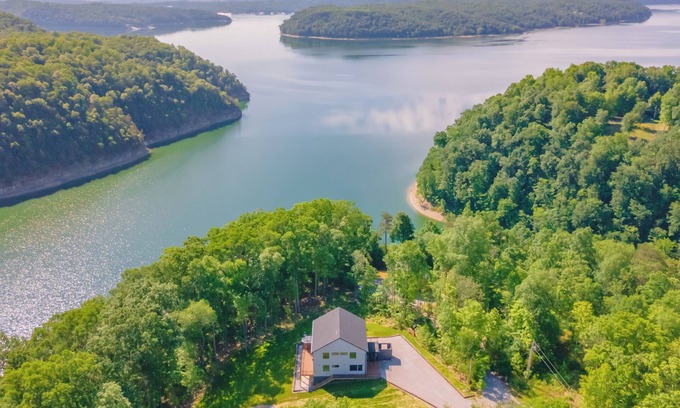 Nancy Casa | Brand new custom lake house with breathtaking panoramic views