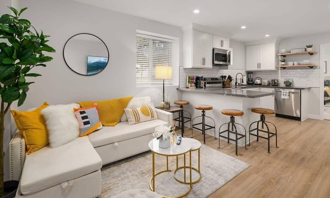 Picnic Point-North Lynnwood Apartamento | Brand New Designer's Modern, 1BR Home 1min to I-5