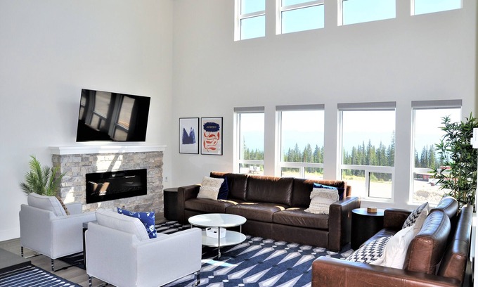 Big White Ski Resort Condominio | Brand new Executive, Top Floor Townhome with Private Hot Tub in Happy Valley!