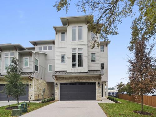 Montgomery Casa | Brand new, family friendly, waterfront lake house.