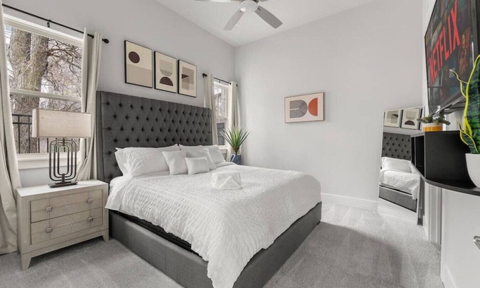 Vickery Meadow Casa | BRAND NEW Family Home Near Downtown