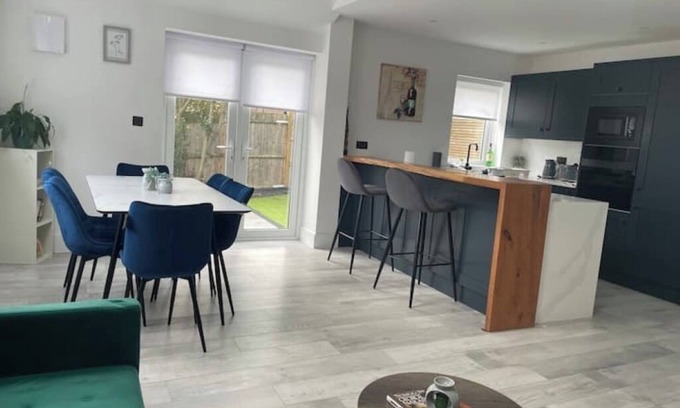 Syon Casa | Brand New Family House with free parking