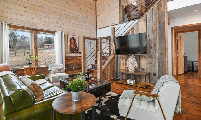 Sterling Cabina | Brand new Farmhouse Cabin/Hot Tub/Sauna/10 Private Acres