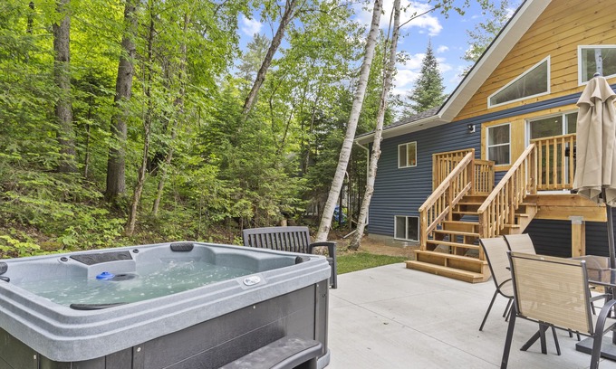Huntsville Cabaña | Brand New Fun-Packed Muskoka Cottage with a Hot Tub near River