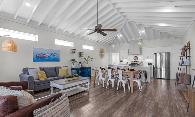 Royal Lagoons Cabaña | Brand New! Granary House~Coastal Getaway