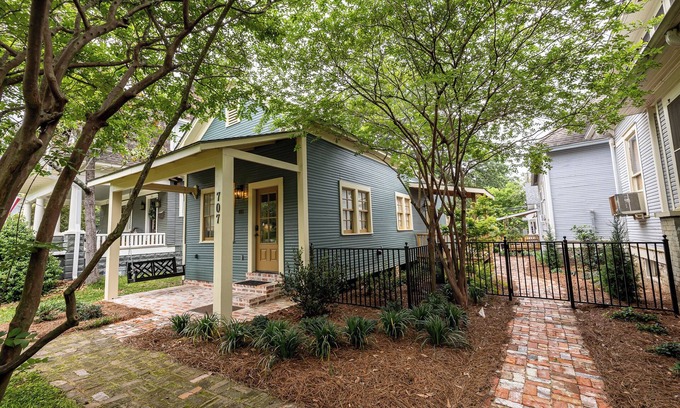 Laurel Chalet De Esquí | Brand New, Historic District, Walkable, 5 Star