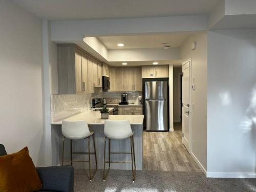 Calgary Apartamento | Brand New - Home Away from Home in NW Calgary