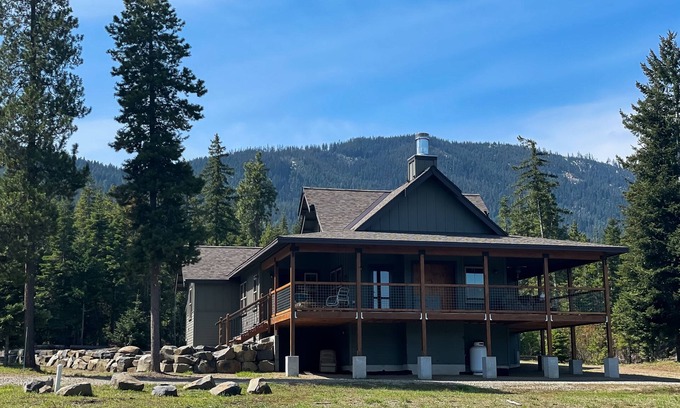 Cle Elum Casa | Brand new home near Cle Elum Lake, w/ deck, firepit, pickleball/basketball court