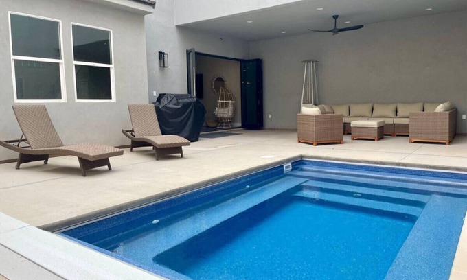 Hurricane Casa | Brand New Home! Pool, Games, relaxing space!