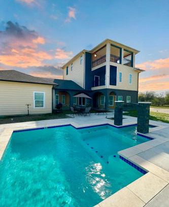 Red Rock Casa | Brand new house 3 floors 8 bedrooms