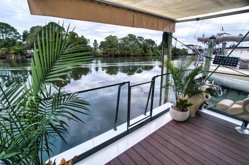 Merritt Island Alquiler De Eote | Brand New House Boat Stunning Views and Resort Amenities