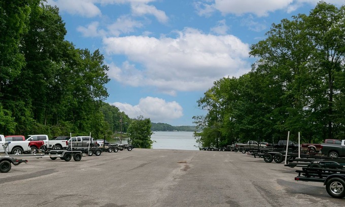 Estill Springs Casa | Brand New House on the Lake behind Boat Ramp! Bring Your Boat! Sleeps 16!