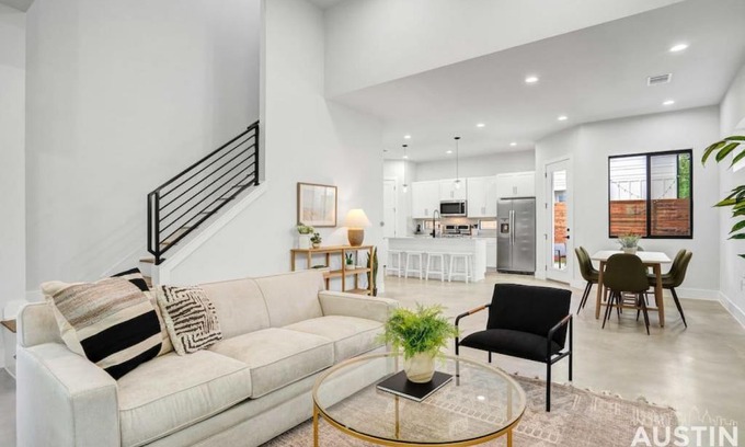 East Cesar Chavez Casa | Brand New House, Yard Next to Downtown and E 6th