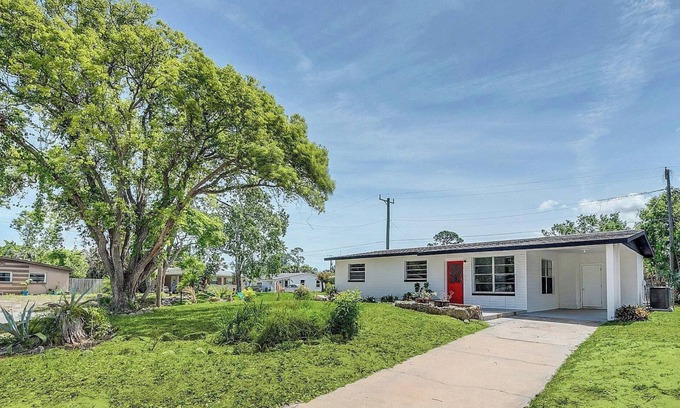 South Daytona Casa | Brand new inside corner house with a large screened patio and mins to beach