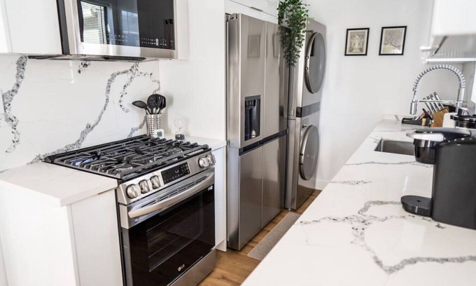 NoHo Arts District Apartamento | BRAND-NEW INTERIOR 2BR APARTMENT COMPLETED RENOVATED/REMODELED IN 2022 with LARGE PRIVATE FENCED PATIO and PARKING (p59)
