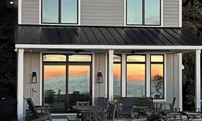 Mears Cabaña | BRAND NEW- Juniper Cottage onLake Michigan! Low bluff, new stairs and beach!