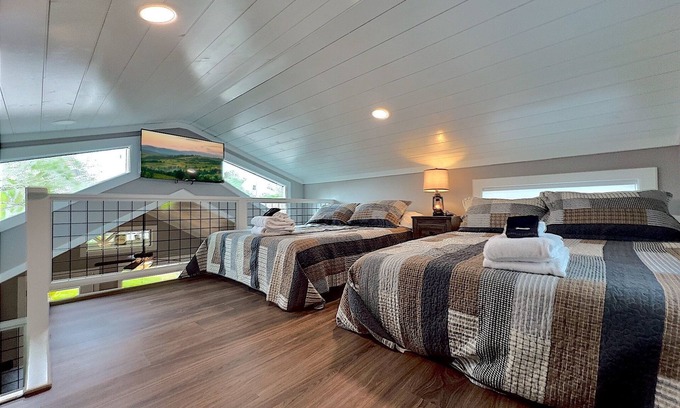 Hiawassee Cabaña | BRAND NEW! Lake Chatuge Tiny Home on Main Street!