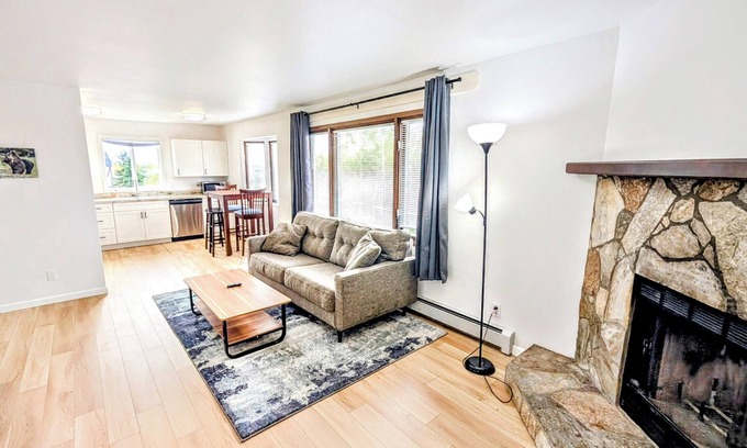 Fairview Apartamento | Brand New Large 2Bd/1Ba Apartment - Near Downtown, King Bed!