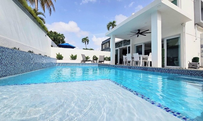 Juan Sanchez Casa | NUEVA PROPIEDAD EN VRBO! Villa con Piscina a Minutos de las Playas de San Juan