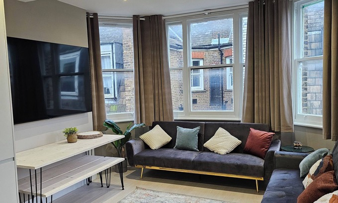 West Kensington Apartamento | Brand new London flat. One minute walk from West Kensington Underground Station