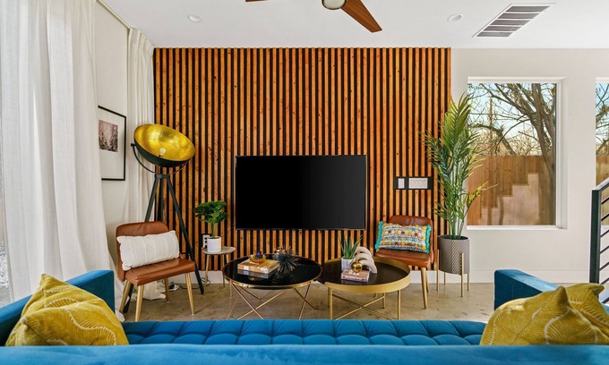 Govalle Casa | Brand new Luxe Modern Retreat in East Austin | Google Fiber | Patio | Fire pit