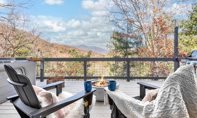 Black Mountain Cabaña | Brand New Luxe Retreat + Hot Tub