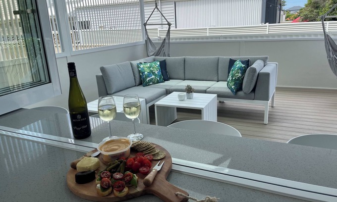 Bulli Casa | Brand New Luxury. 100m from Bulli Beach. Caters for a family of 4, or 2 couples